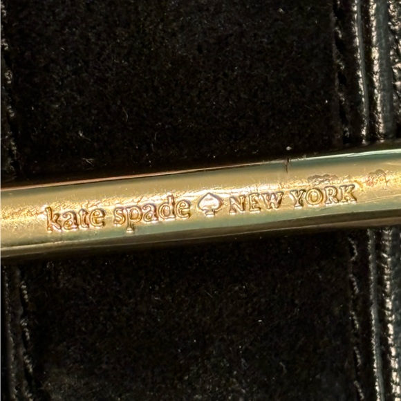 Kate spade ♠️ tote 👜 bag has on left handed a little bit ripped - Picture 16 of 17